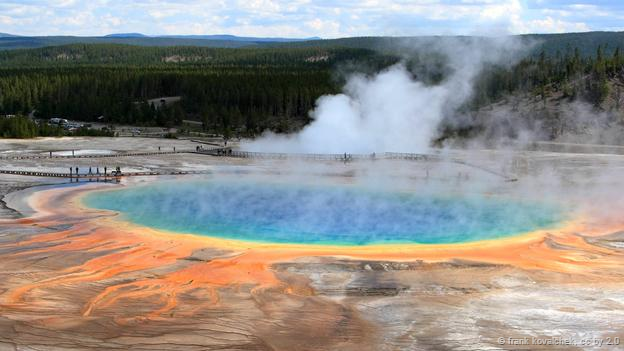 Hồ đa sắc Grand Prismatic Spring ở Mỹ. Hồ nước nóng “màu mè” này thuộc vườn quốc gia Yellowstone, là hồ nước nóng lớn nhất nước Mỹ và đứng thứ 3 trên thế giới. Màu sắc rực rỡ của hồ có các màu xanh, hồng, cam… do các thực vật tảo và sắc tố vi khuẩn hình thành.